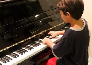 土日にピアノを習う子ども