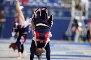 チアダンスを踊る女性