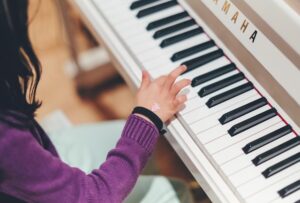 ピアノを習う女の子